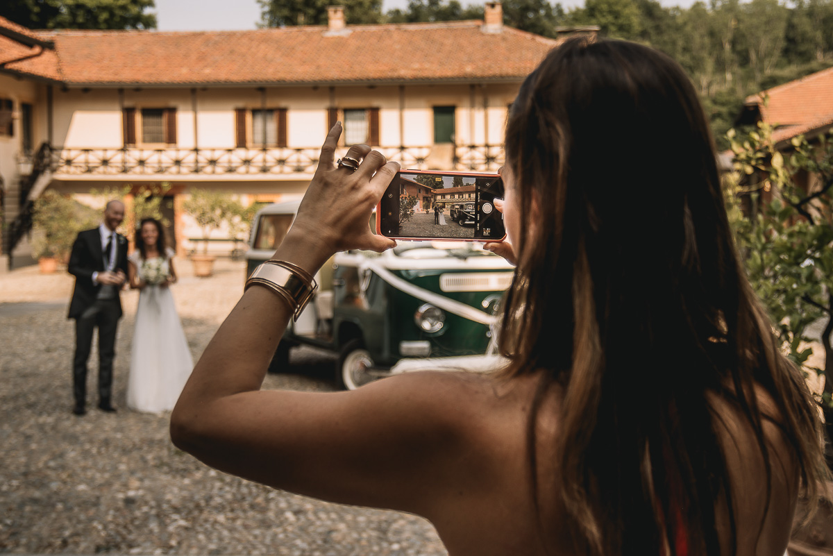 Matrimonio nella Villa dei Marchesi di Moncrivello. Servizio di coppia.Invitata che scatta una foto con il cellulare.