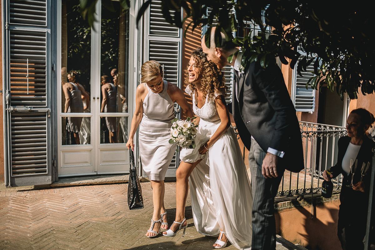 Matrimonio nella Villa dei Marchesi di Moncrivello. Servizio di coppia.Aperitivo. Arrivo degli sposi