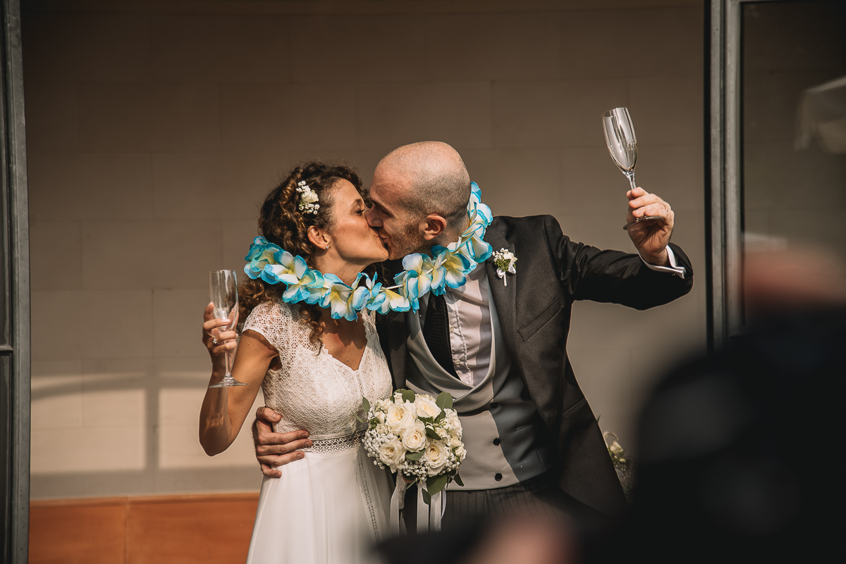 Matrimonio nella Villa dei Marchesi di Moncrivello. Servizio di coppia.Aperitivo.Brindisi. Bacio
