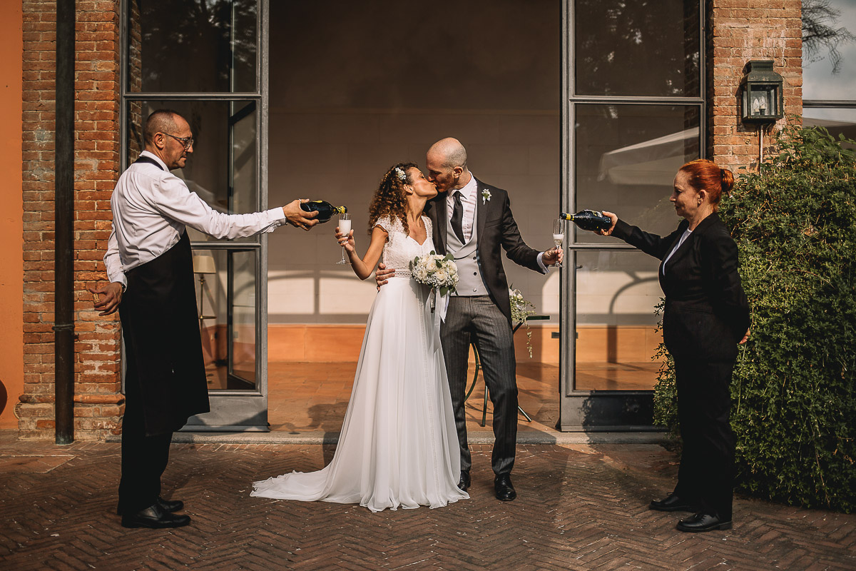 Matrimonio nella Villa dei Marchesi di Moncrivello. Servizio di coppia.Aperitivo. Brindisi di benvenuto