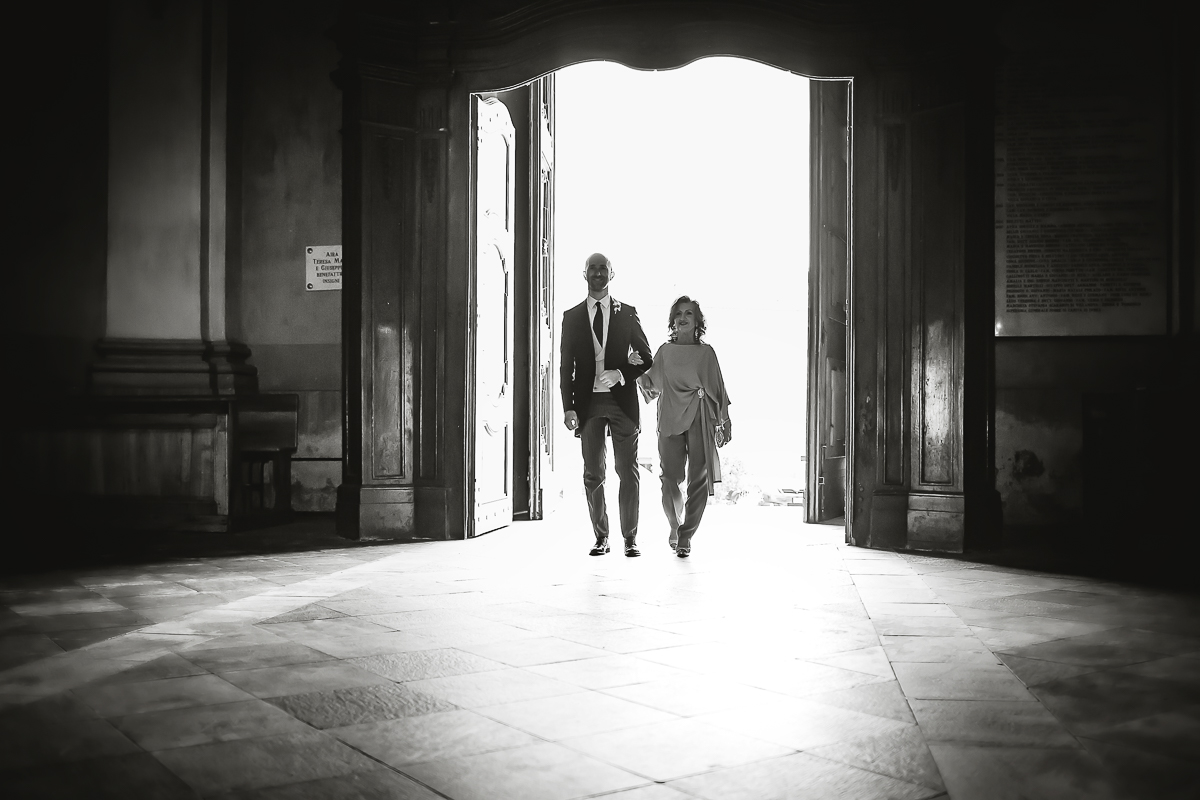 Matrimonio nella Chiesa Parrocchiale di Strambino. Entrata dello sposo con la mamma. Bianco e nero.