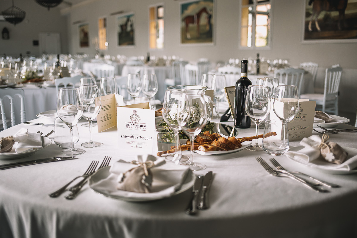 Matrimonio nella Villa dei Marchesi di Moncrivello. Servizio di coppia.Aperitivo.Sala mise en place.