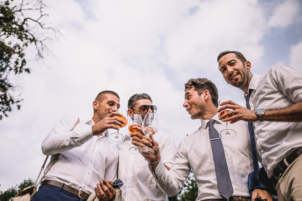 Matrimonio nella Villa dei Marchesi di Moncrivello. Servizio di coppia.Aperitivo.Amici che brindano