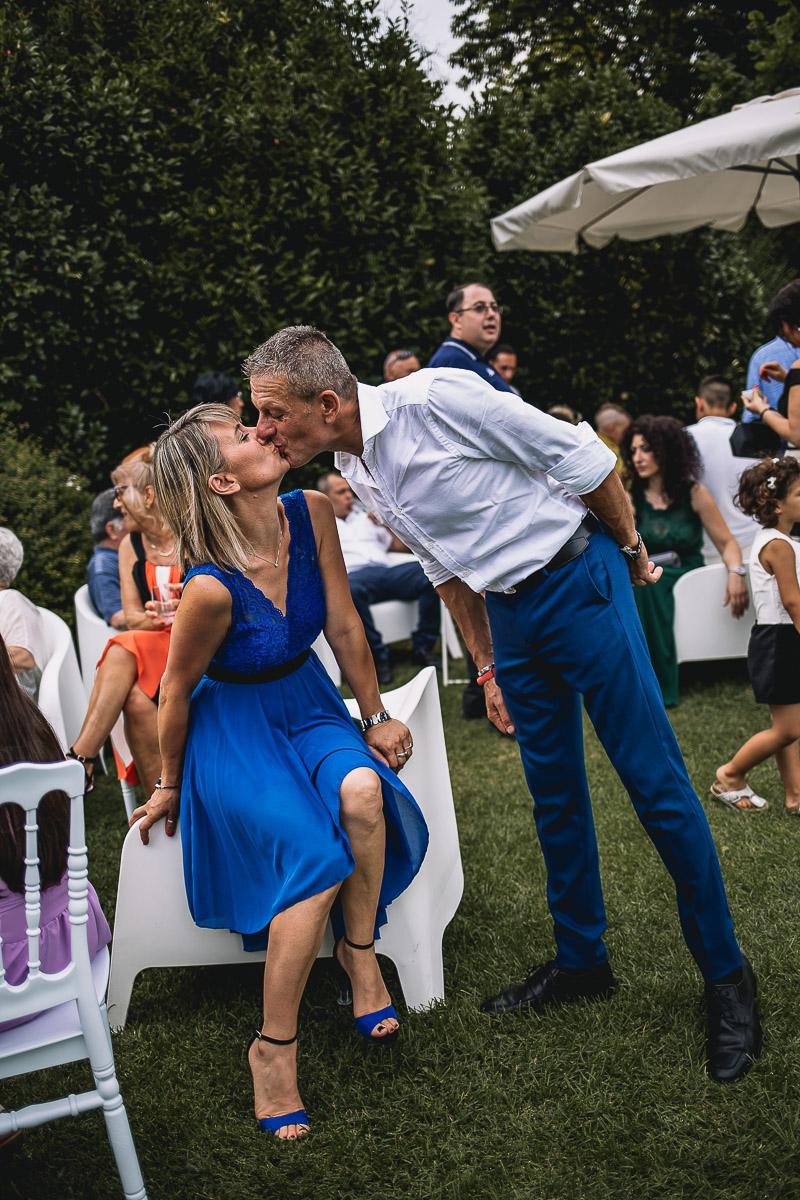 Matrimonio nella Villa dei Marchesi di Moncrivello. Servizio di coppia.Aperitivo.