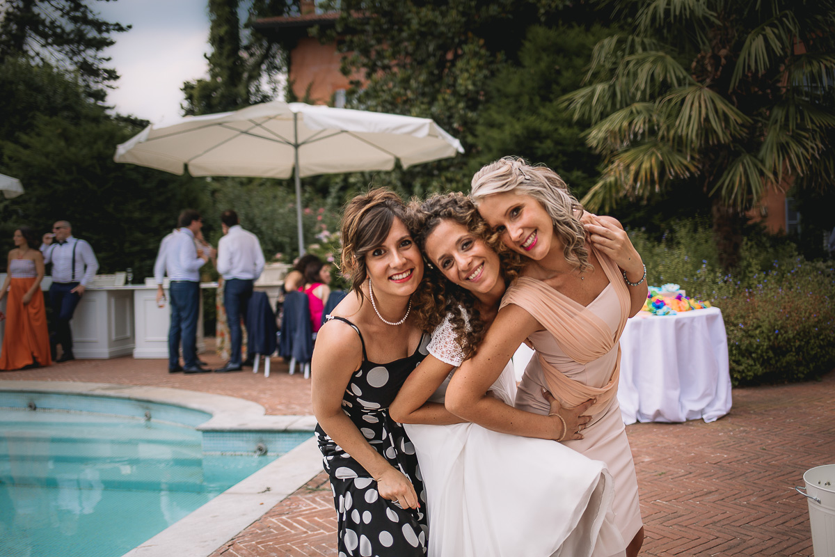 Matrimonio nella Villa dei Marchesi di Moncrivello. Servizio di coppia.Aperitivo.Sposa con due amiche