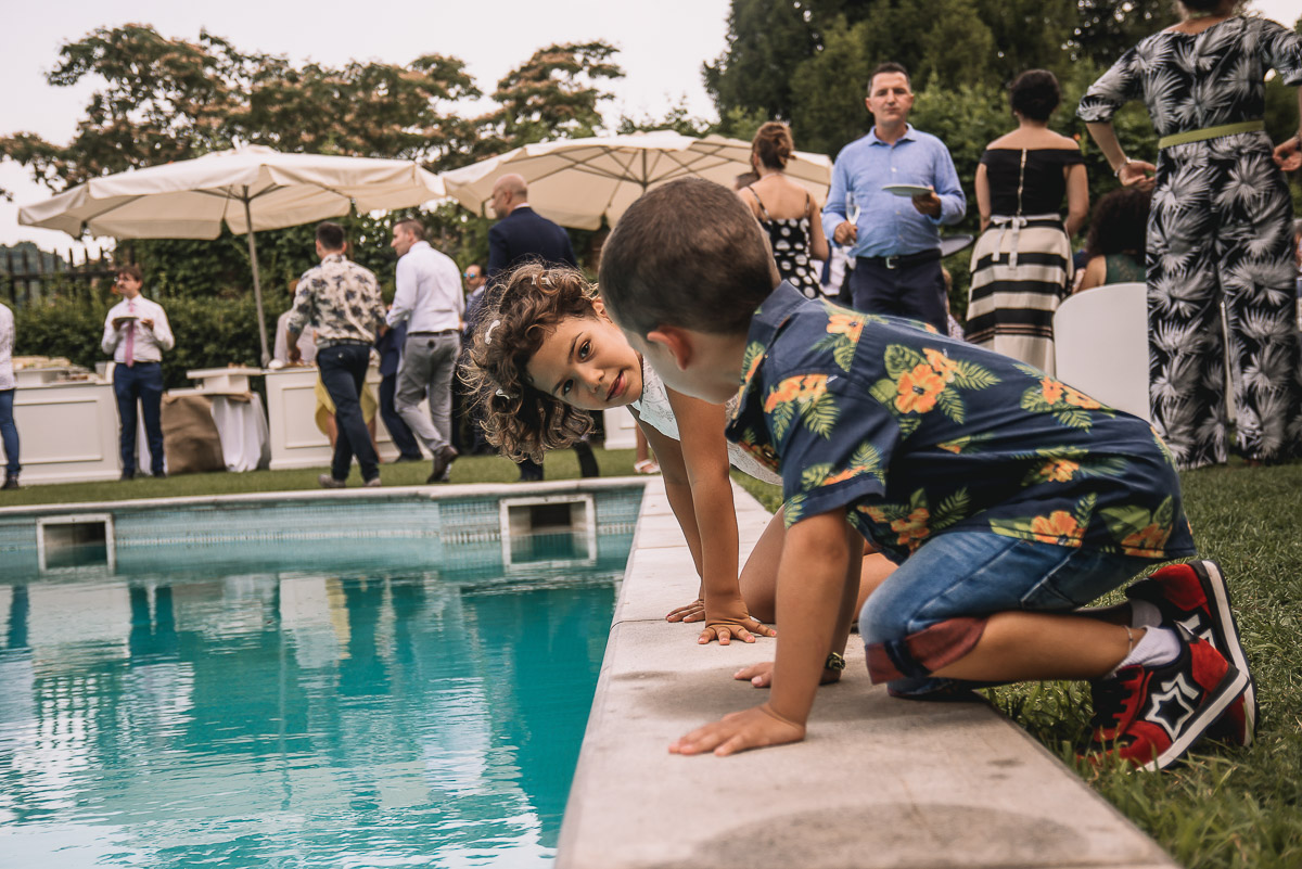 Matrimonio nella Villa dei Marchesi di Moncrivello. Servizio di coppia.Aperitivo.Bambini che giocano a bordo piscina.