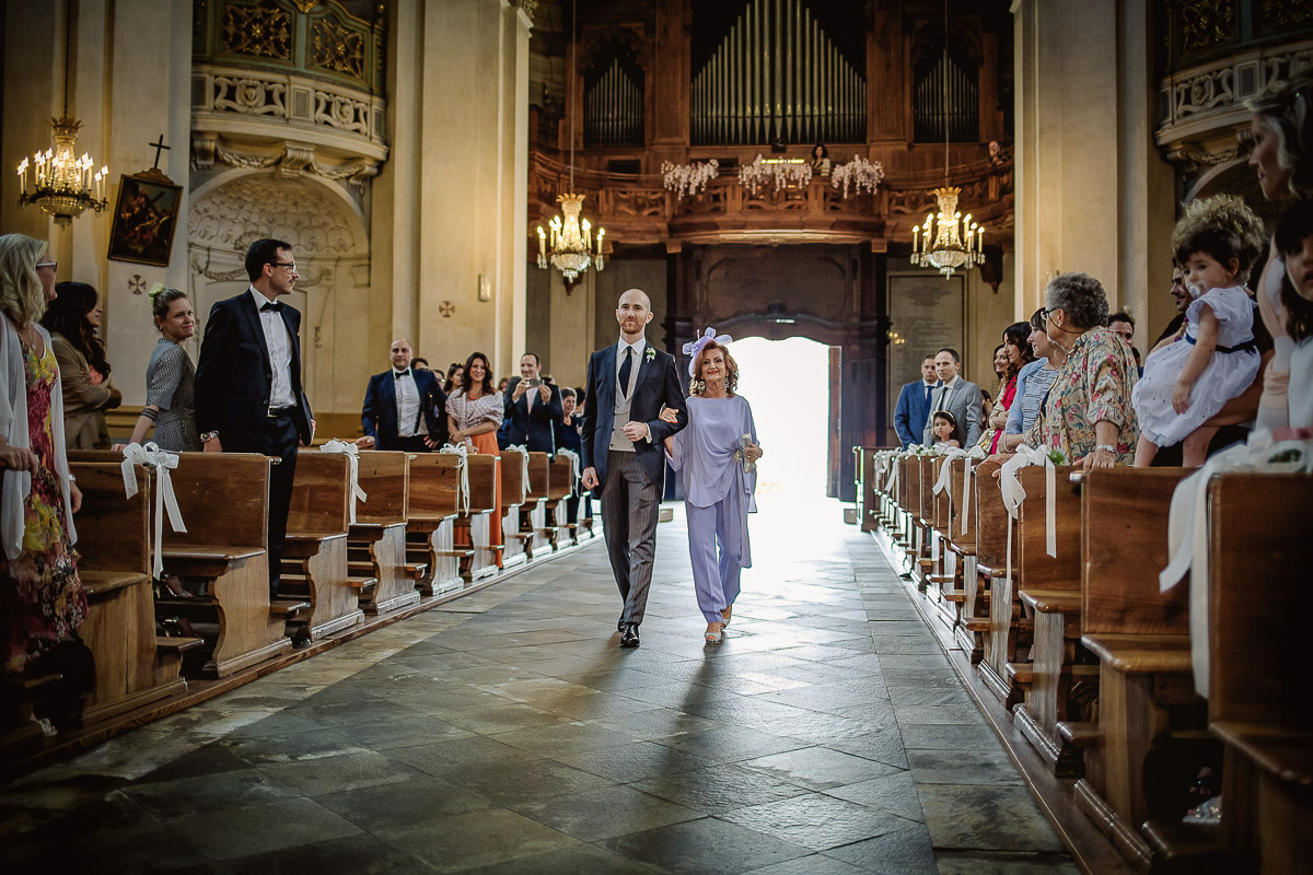 Matrimonio nella Chiesa Parrocchiale di Strambino. Entrata dello sposo con la mamma