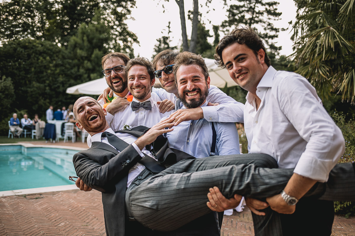 Matrimonio nella Villa dei Marchesi di Moncrivello. Servizio di coppia.Aperitivo.Amici che prendono in braccio lo sposo.