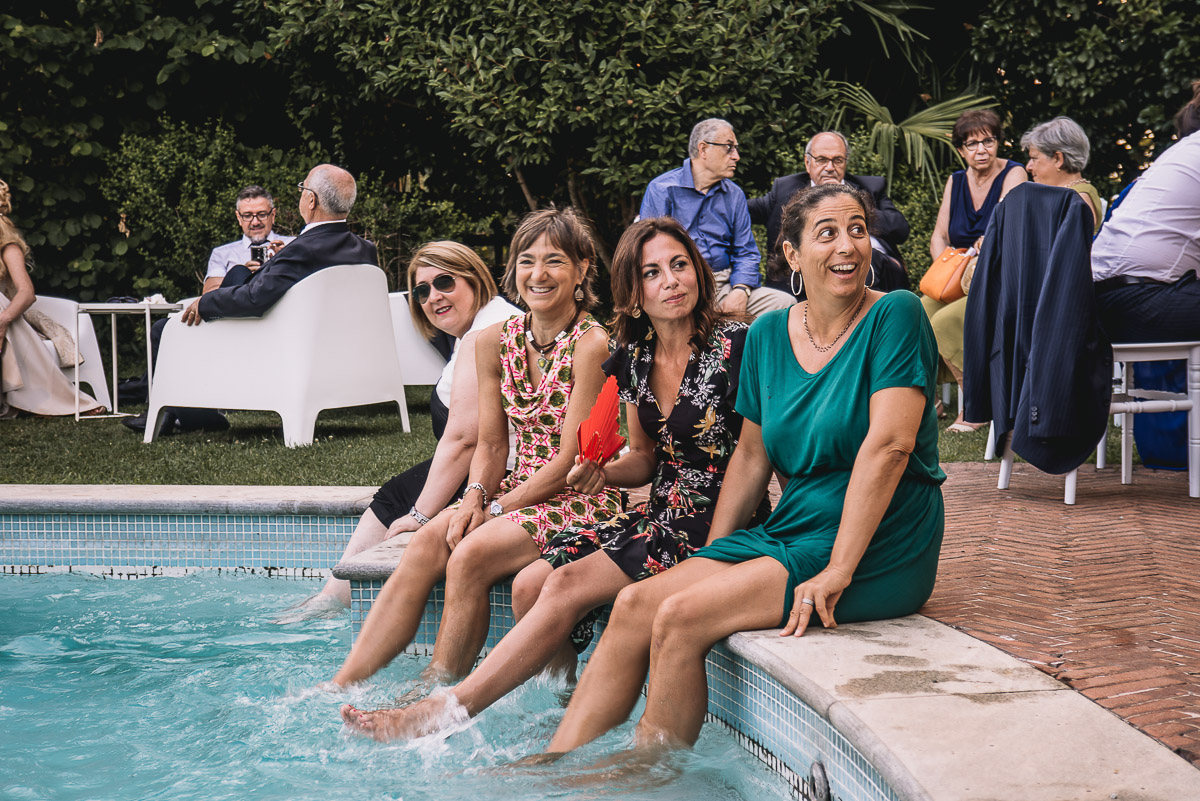 Matrimonio nella Villa dei Marchesi di Moncrivello. Servizio di coppia.Aperitivo.Donne con i piedi ammollo dentro la piscina