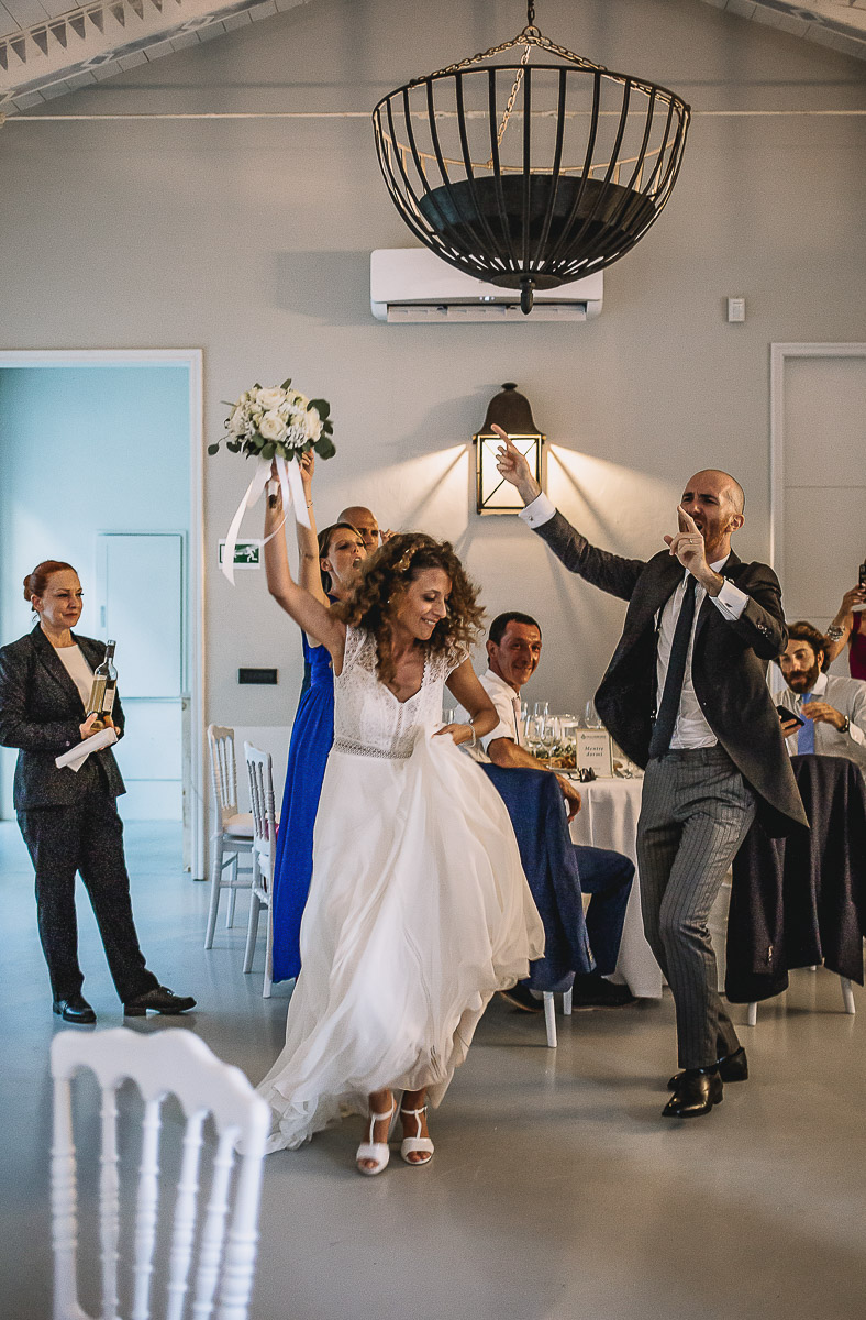 Matrimonio nella Villa dei Marchesi di Moncrivello. Servizio di coppia.Cena Ingresso degli sposi in sala.