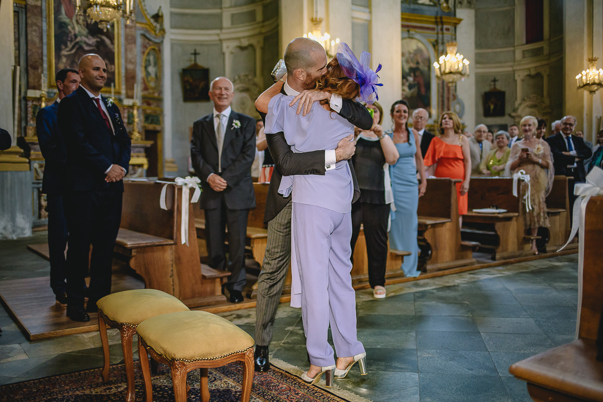 Matrimonio nella Chiesa Parrocchiale di Strambino. Abbraccio fra lo sposo e la mamma
