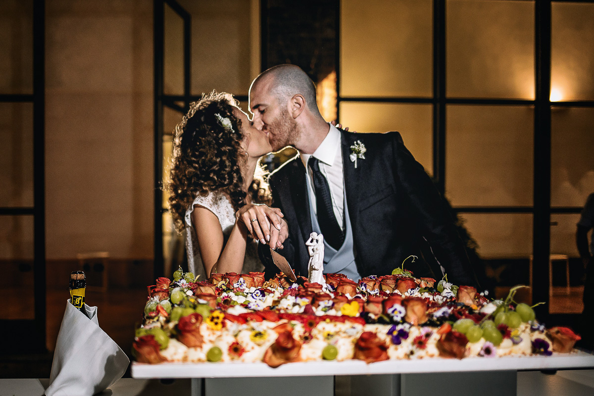 Matrimonio nella Villa dei Marchesi di Moncrivello. Servizio di coppia.Taglio della torta. Bacio degli sposi