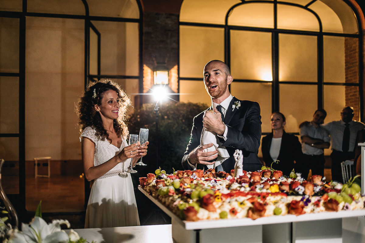 Matrimonio nella Villa dei Marchesi di Moncrivello. Servizio di coppia.Taglio della torta.