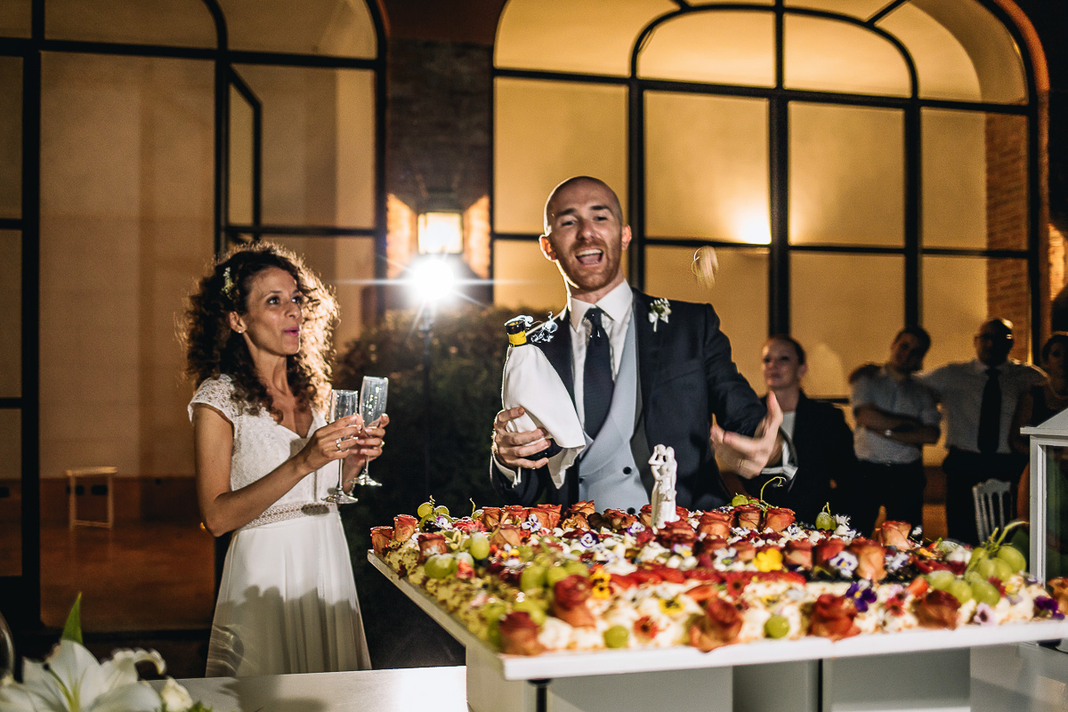 Matrimonio nella Villa dei Marchesi di Moncrivello. Servizio di coppia.Taglio della torta.