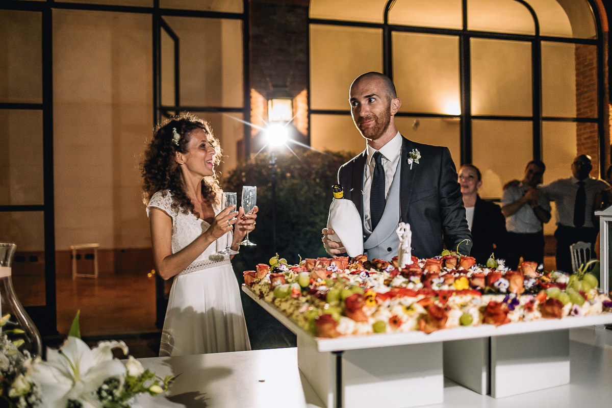 Matrimonio nella Villa dei Marchesi di Moncrivello. Servizio di coppia.Taglio della torta.