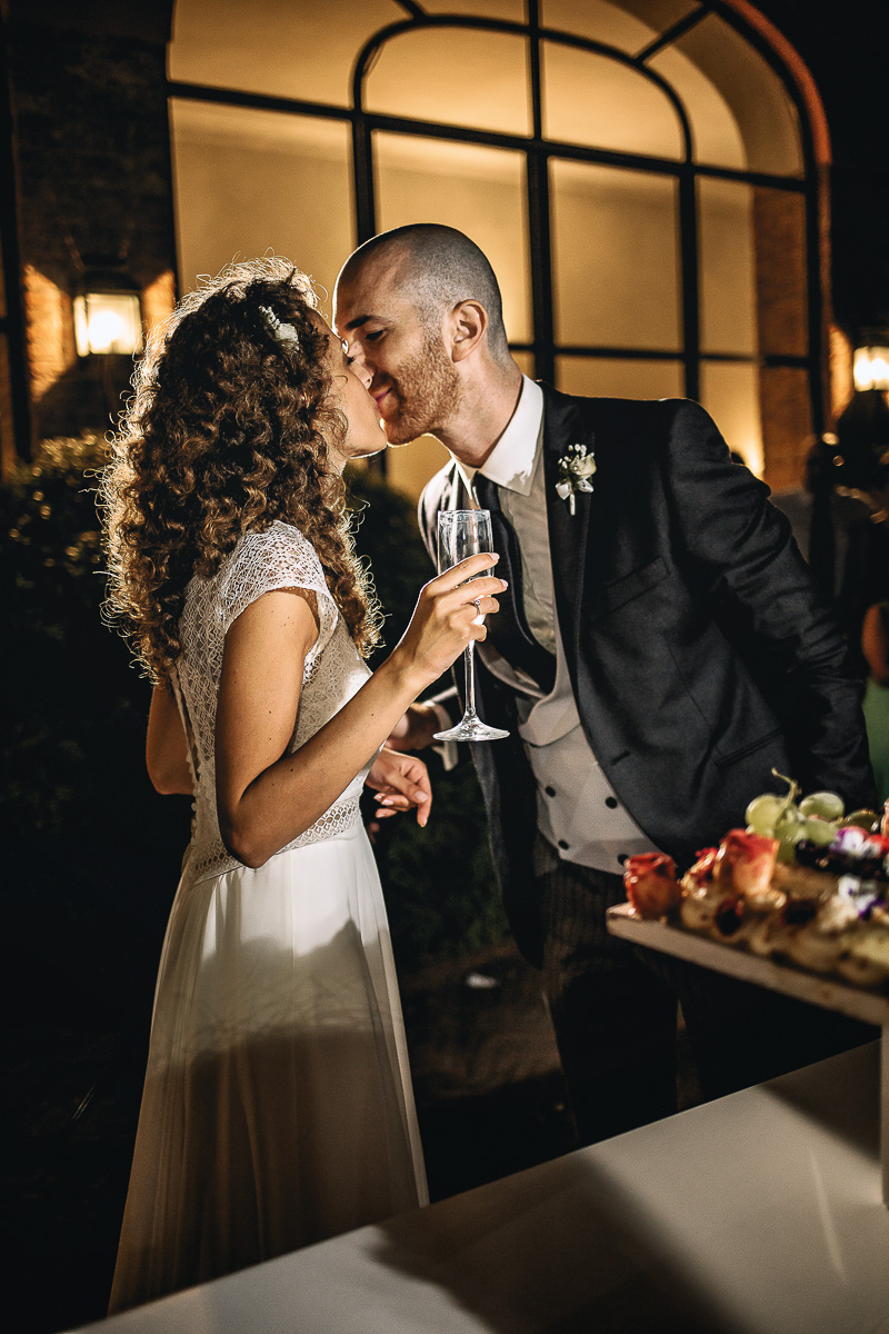 Matrimonio nella Villa dei Marchesi di Moncrivello. Servizio di coppia.Taglio della torta.