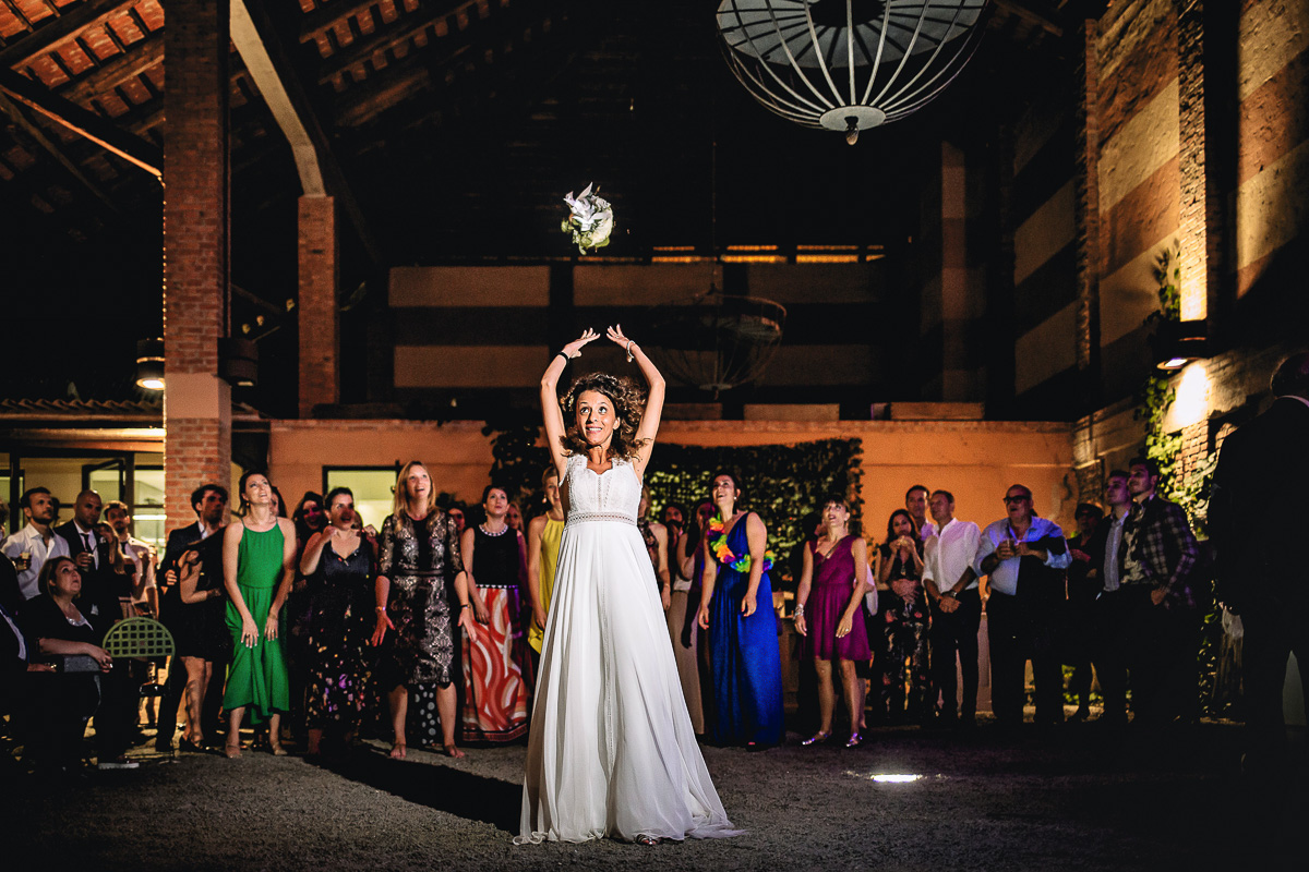 Matrimonio nella Villa dei Marchesi di Moncrivello. Servizio di coppia.Taglio della torta.Lancio del bouquet