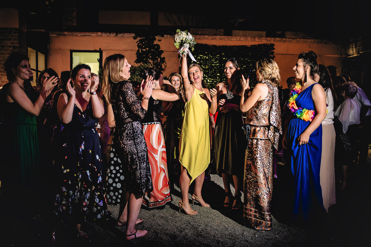 Matrimonio nella Villa dei Marchesi di Moncrivello. Servizio di coppia.Taglio della torta.Lancio del bouquet. Ragazza che solleva il bouquet come un trofeo