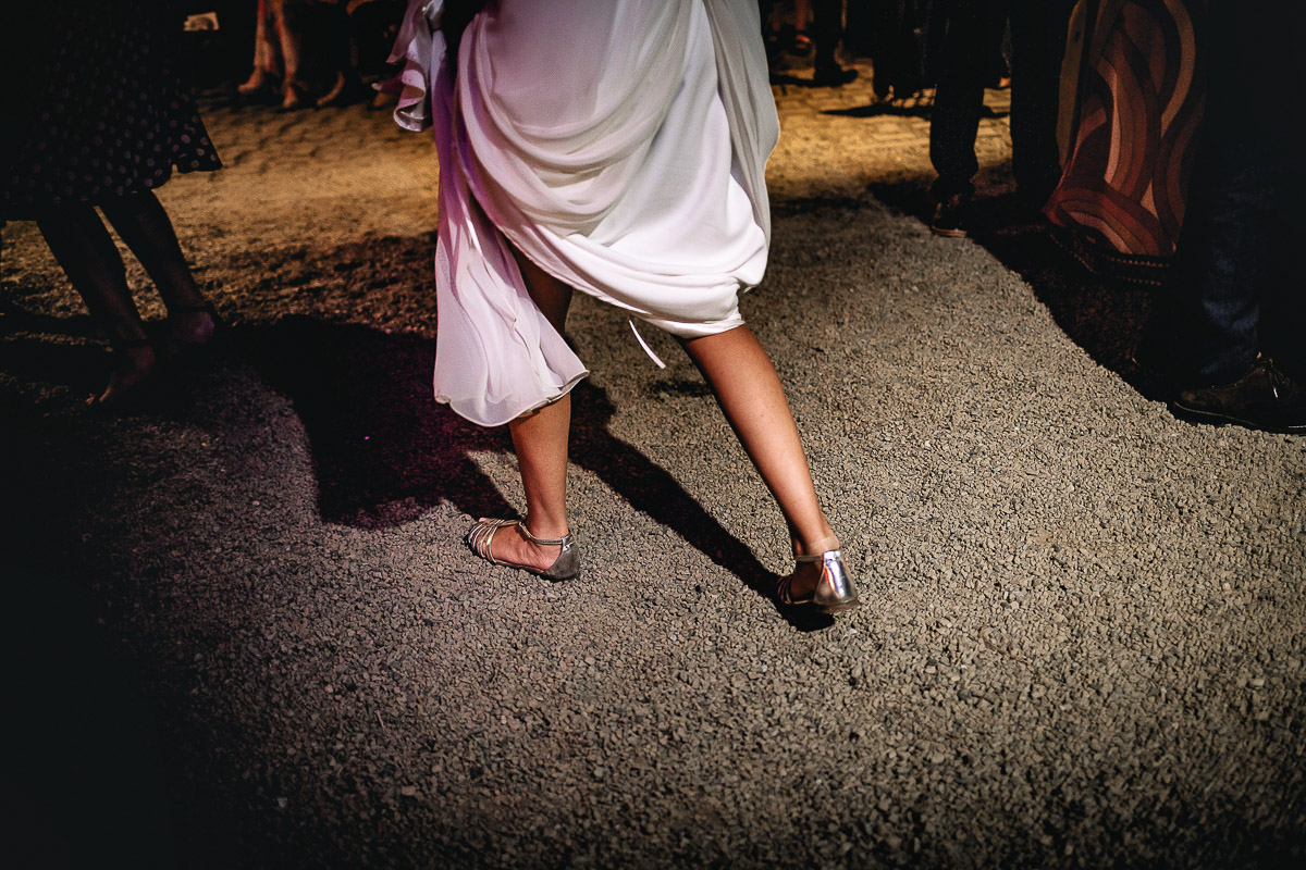 Matrimonio nella Villa dei Marchesi di Moncrivello. Servizio di coppia.Balli. Particolare delle scarpe della sposa