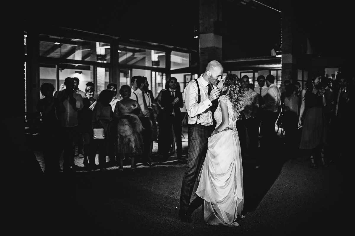 Matrimonio nella Villa dei Marchesi di Moncrivello. Servizio di coppia.Balli.Ballo degli sposi con bacio.