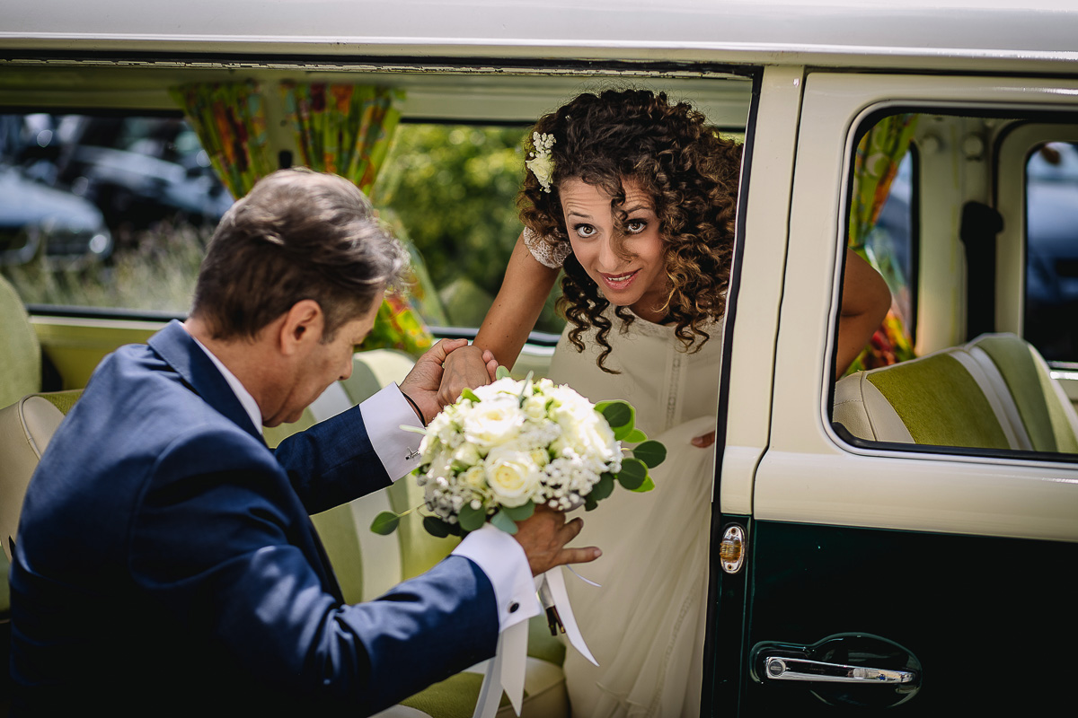Matrimonio nella Chiesa Parrocchiale di Strambino. Arrivo della sposa con lo storico furgoncino Wolkswagen Van