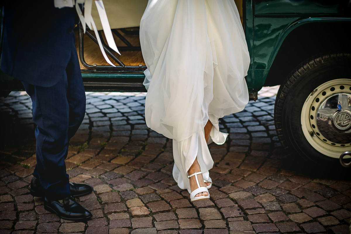 Matrimonio nella Chiesa Parrocchiale di Strambino. Arrivo della sposa con lo storico furgoncino Wolkswagen Van. Particolare della sposa che scende dal pulmino.