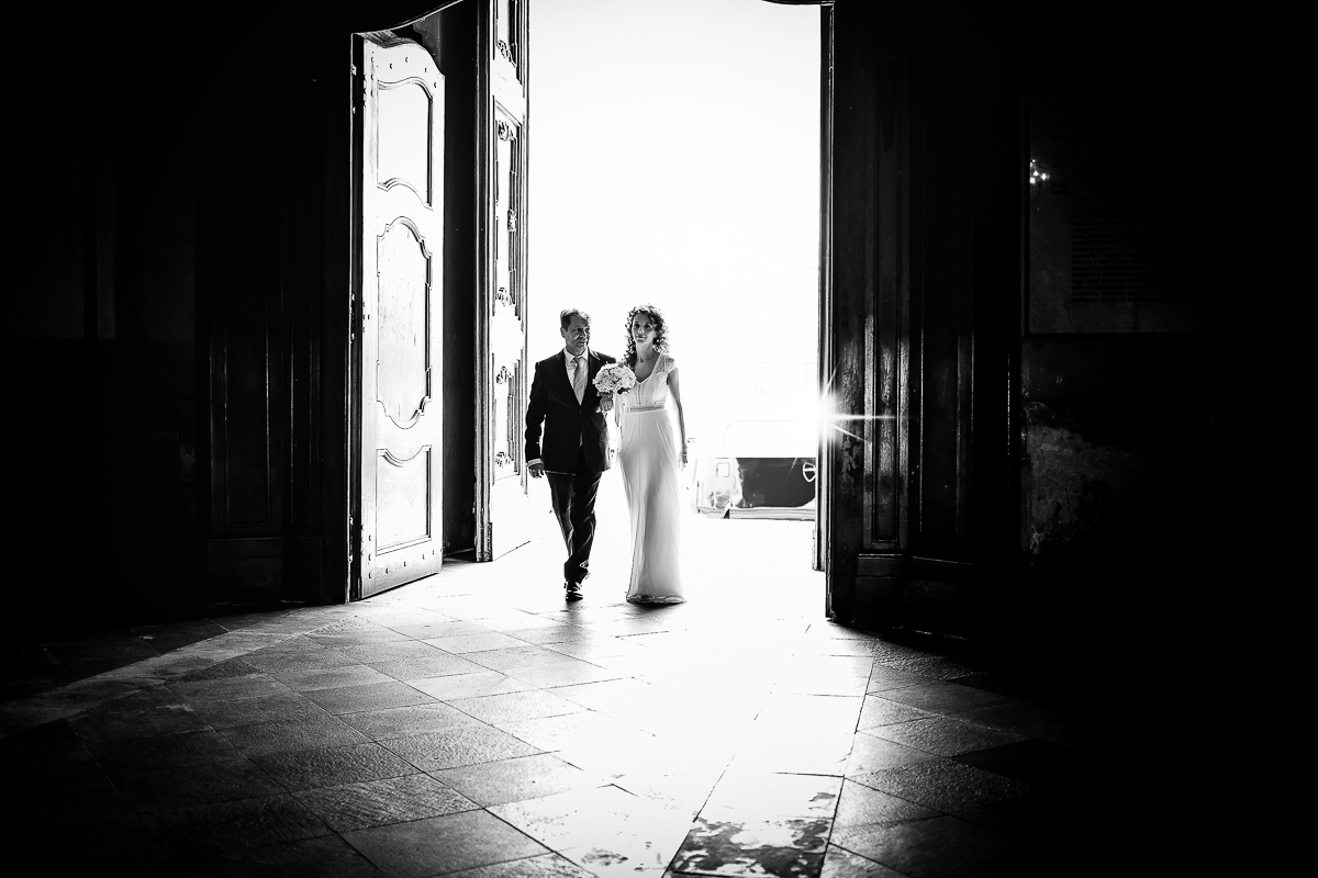 Matrimonio nella Chiesa Parrocchiale di Strambino. Ingresso della sposa con il padre. Bianco e nero.