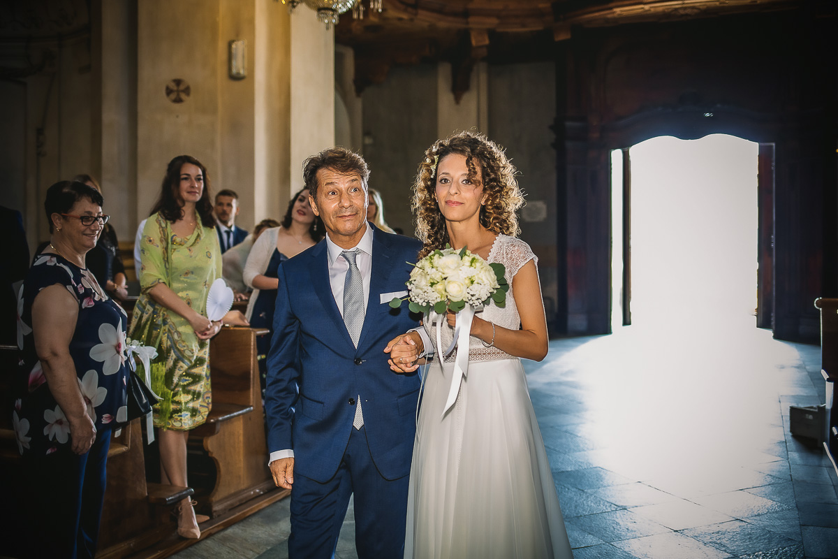 Matrimonio nella Chiesa Parrocchiale di Strambino. Ingresso della sposa con il padre.