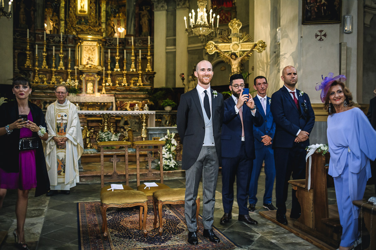 Matrimonio nella Chiesa Parrocchiale di Strambino. Sposo che attende ansiosamente la sposa.