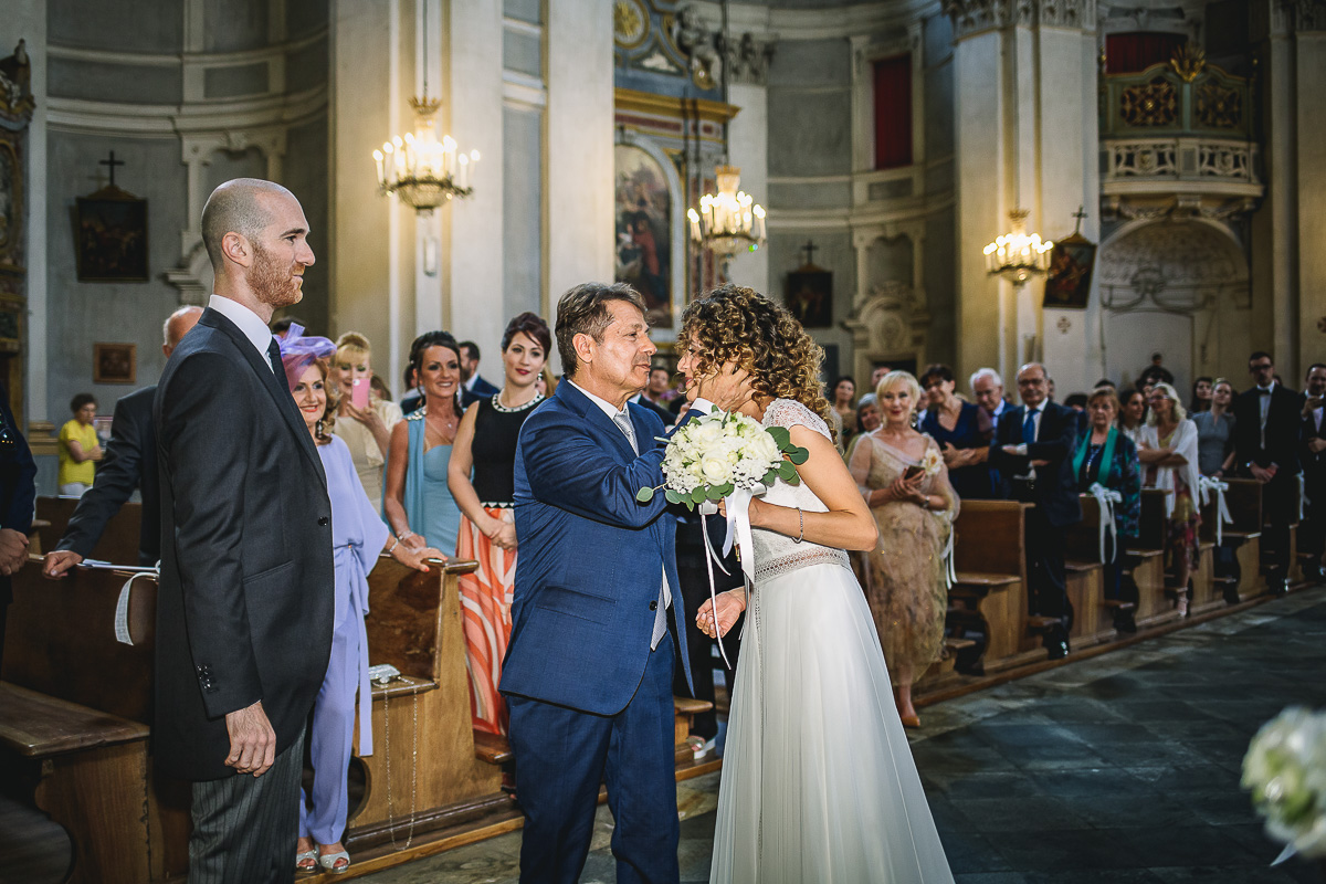 Matrimonio nella Chiesa Parrocchiale di Strambino. Padre che bacia la sposa.
