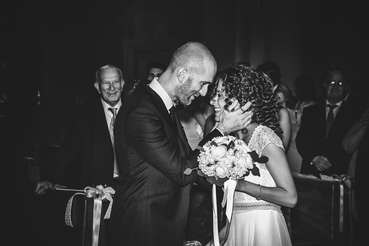 Matrimonio nella Chiesa Parrocchiale di Strambino. Sposo che prende il viso della sposa fra le mani.