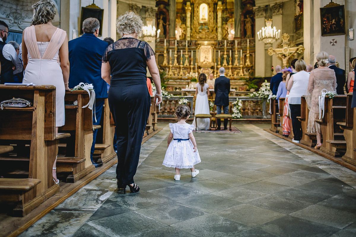Matrimonio nella Chiesa Parrocchiale di Strambino. Piccola invitata che esce dal banco.