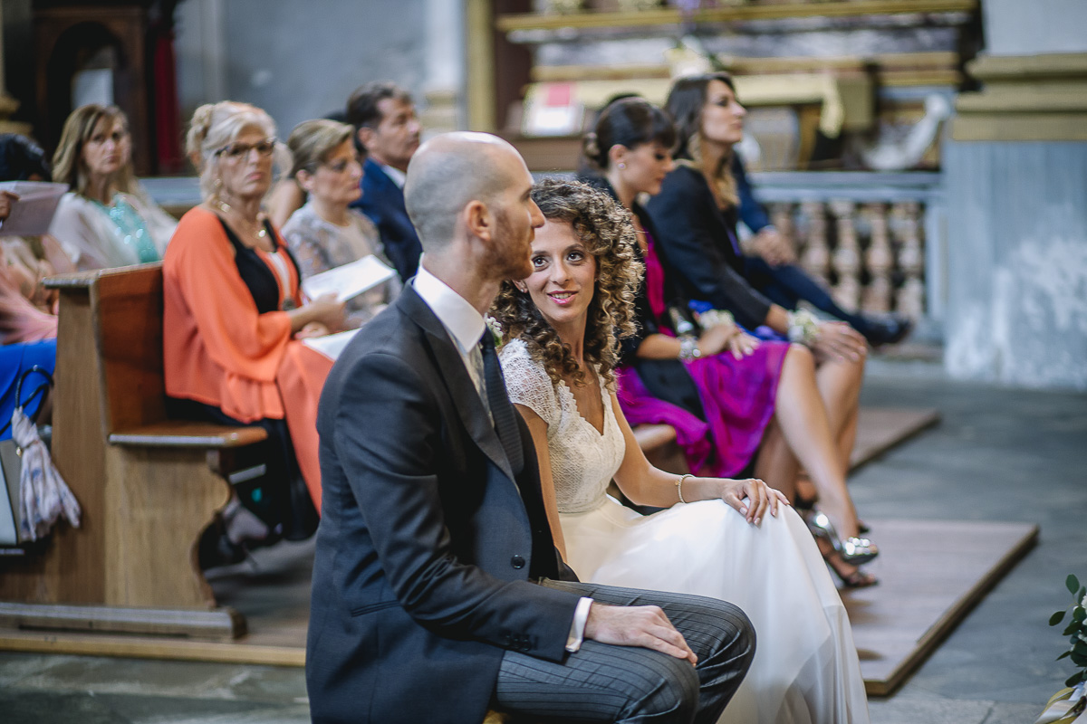 Matrimonio nella Chiesa Parrocchiale di Strambino. Sposa che guarda lo sposo