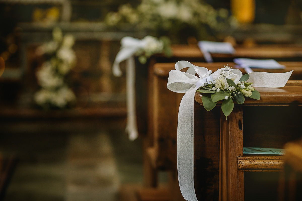 Matrimonio nella Chiesa Parrocchiale di Strambino. Allestimento floreale per i banchi
