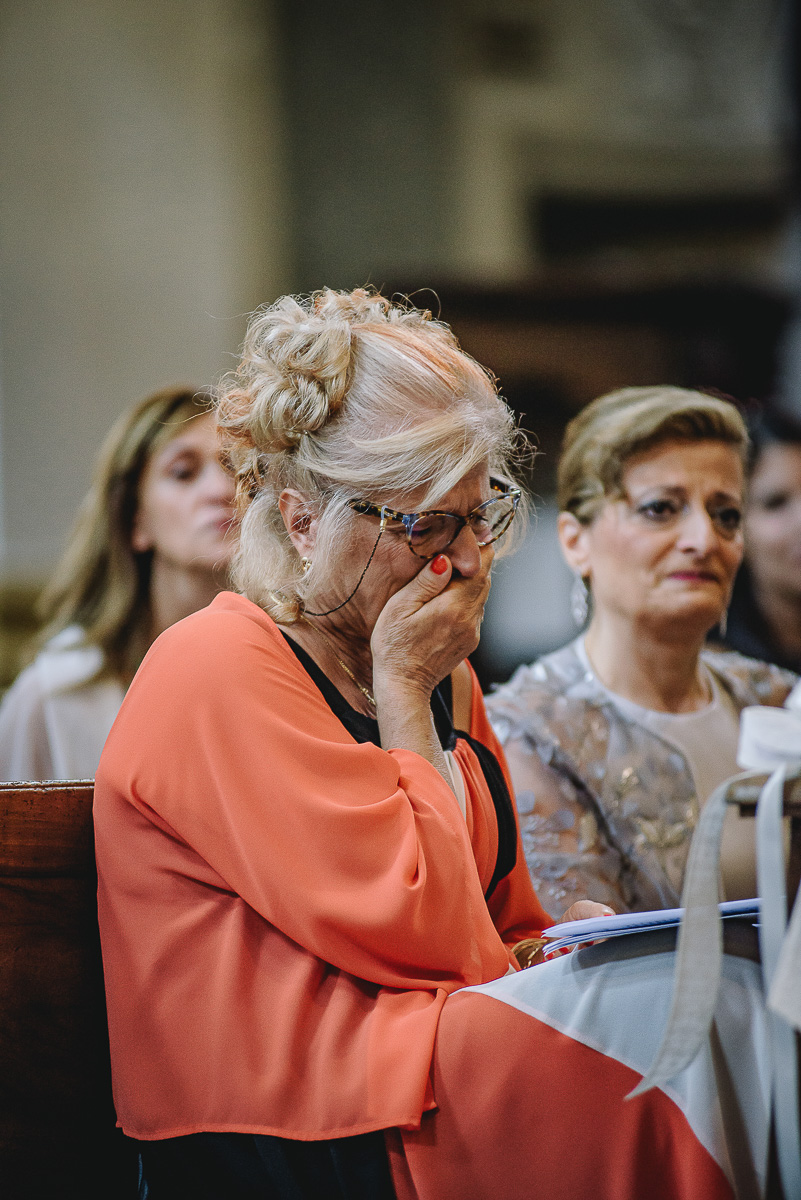 Matrimonio nella Chiesa Parrocchiale di Strambino. Nonna della sposa che piange commossa.