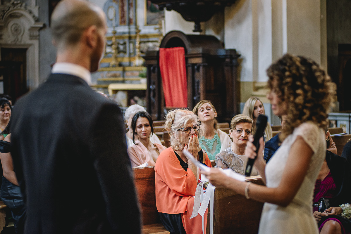 Matrimonio nella Chiesa Parrocchiale di Strambino. Nonna della sposa che piange commossa tra gli sposi.