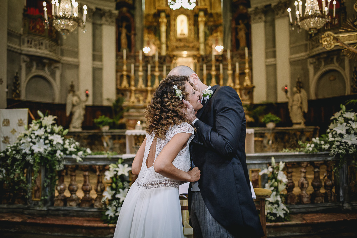 Matrimonio nella Chiesa Parrocchiale di Strambino. Sposo che bacia la sposa sulla guancia.