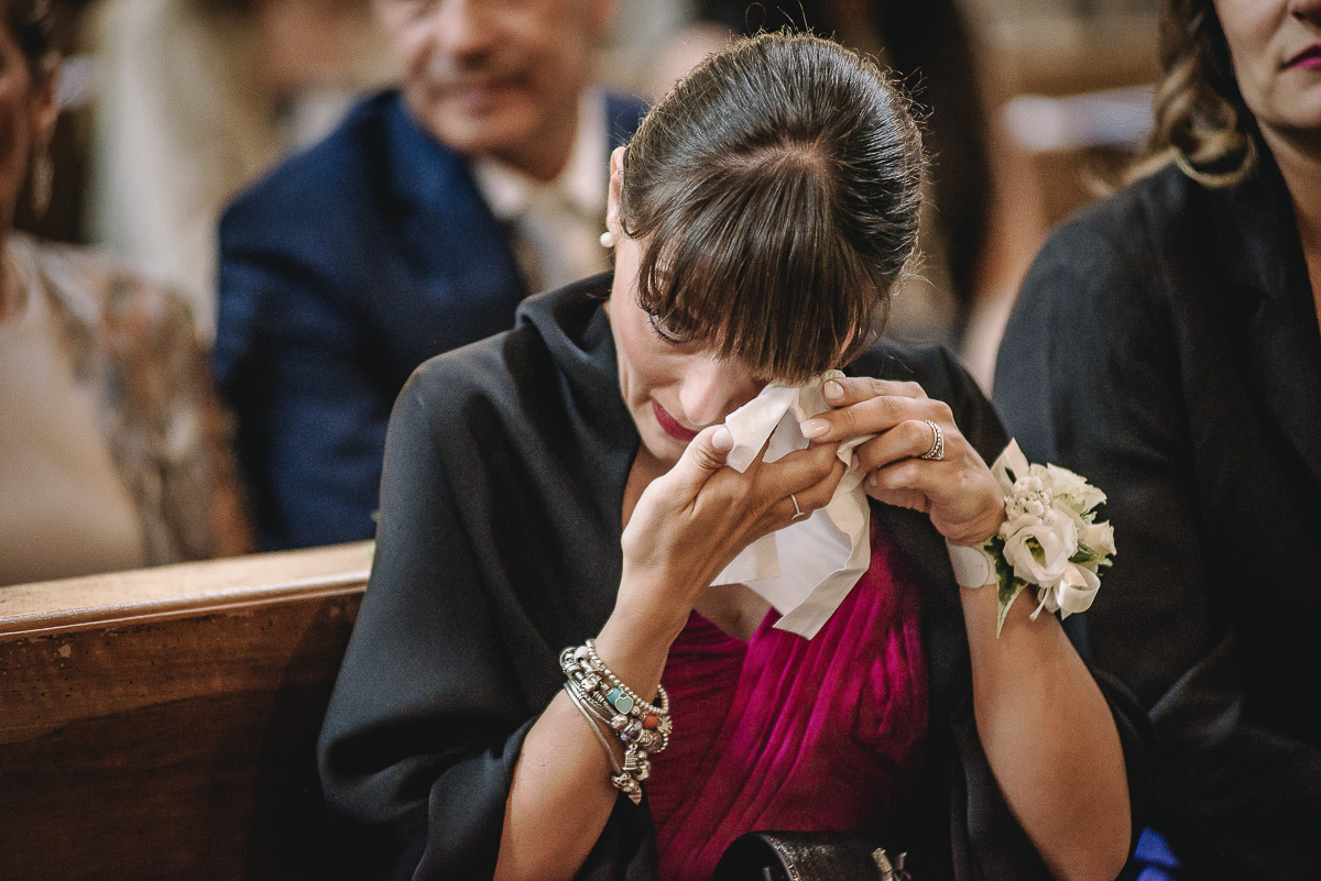 Matrimonio nella Chiesa Parrocchiale di Strambino. Testimone commossa che si asciuga una lacrima.