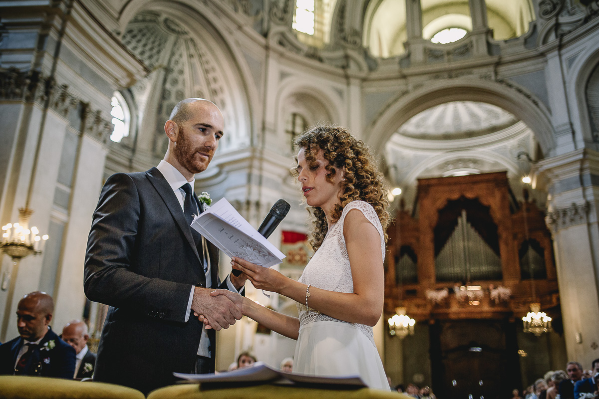 Matrimonio nella Chiesa Parrocchiale di Strambino. Lettura delle promesse.