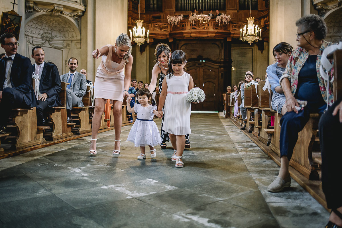 Matrimonio nella Chiesa Parrocchiale di Strambino. Corteo delle piccole damigelle che portano gli anelli.