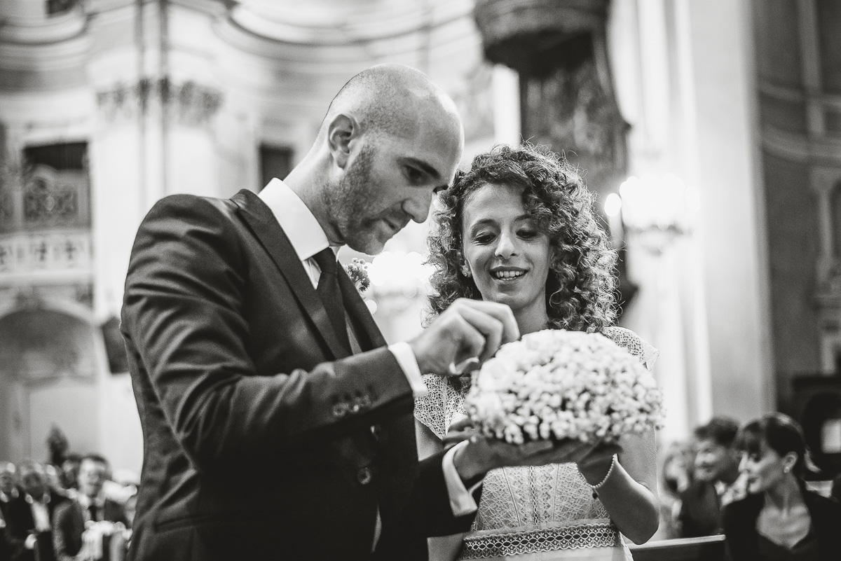 Matrimonio nella Chiesa Parrocchiale di Strambino. Sposo che cerca l'anello.