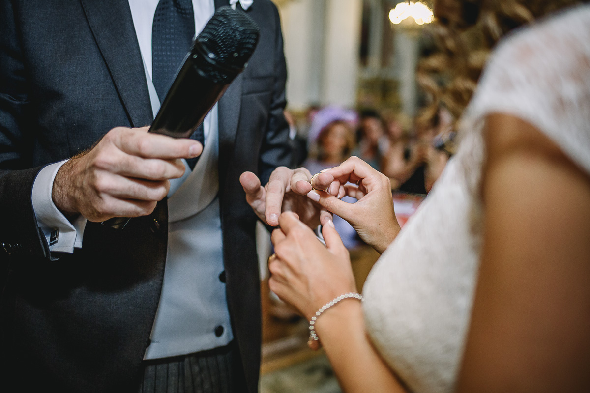 Matrimonio nella Chiesa Parrocchiale di Strambino. Sposa che infila l'anello allo sposo.