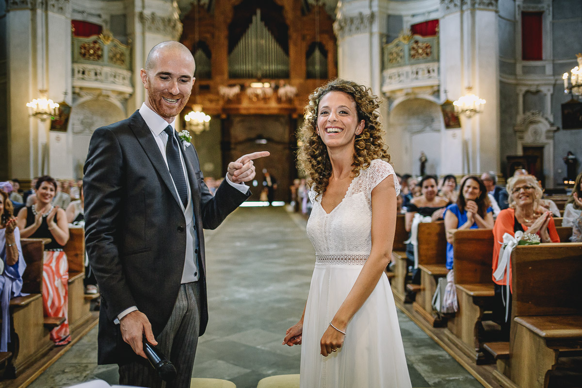 Matrimonio nella Chiesa Parrocchiale di Strambino. Sposi che ridono.
