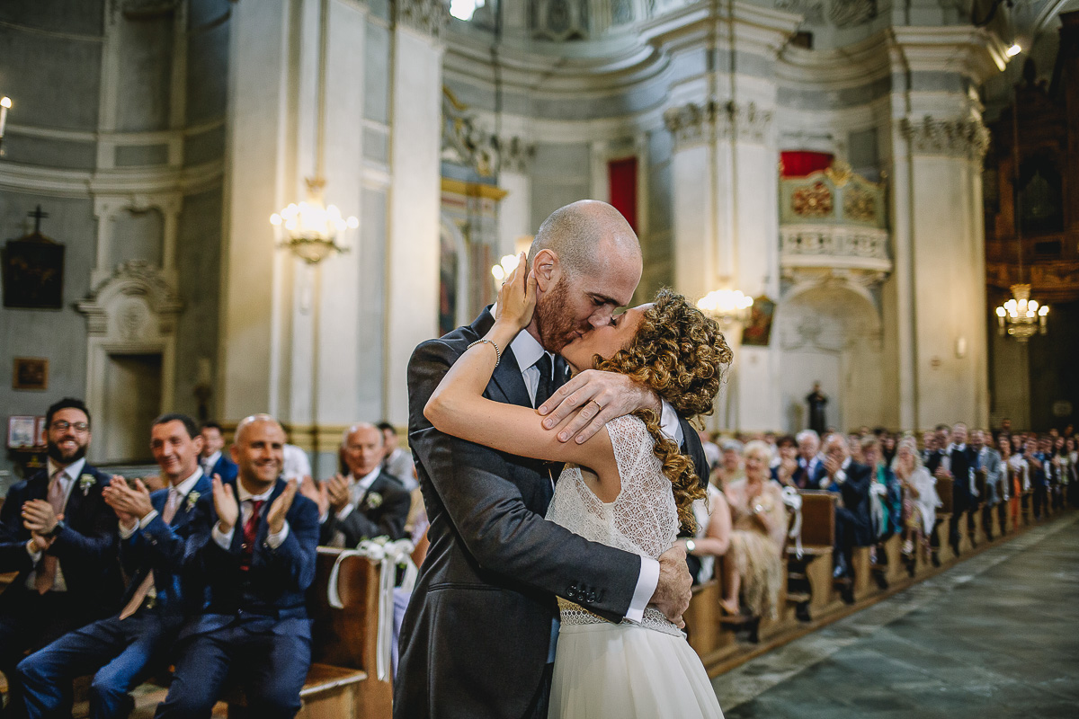 Matrimonio nella Chiesa Parrocchiale di Strambino. Bacio degli sposi