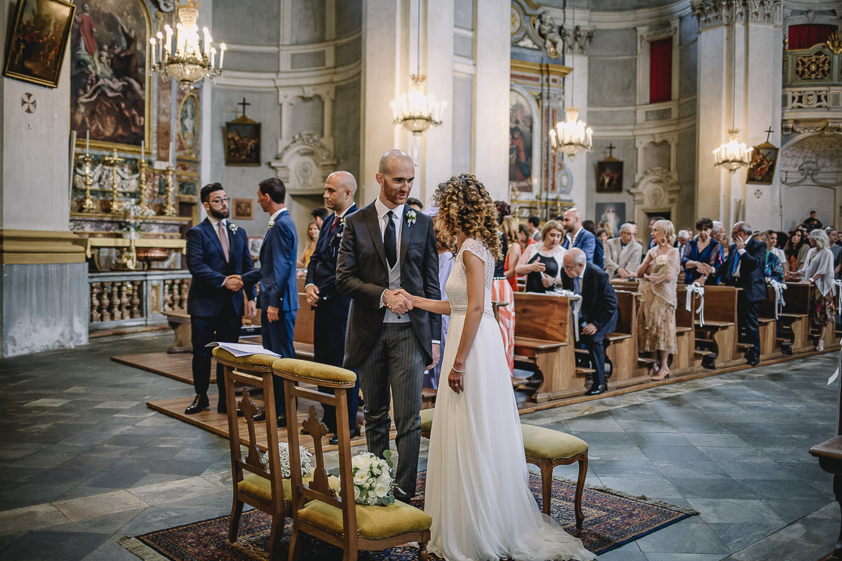 Matrimonio nella Chiesa Parrocchiale di Strambino. Segno di pace degli sposi.