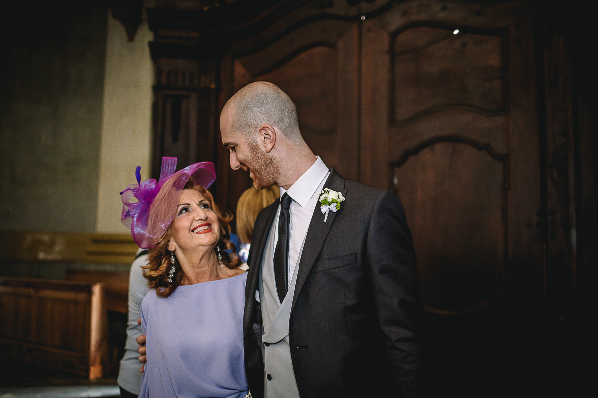 Matrimonio nella Chiesa Parrocchiale di Strambino. Sposo con la mamma che indossa un cappello color glicine