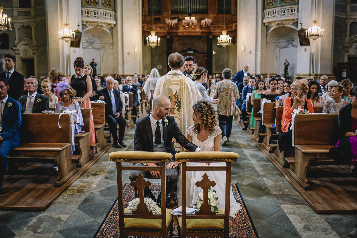 Matrimonio nella Chiesa Parrocchiale di Strambino. Rito della comunione. Sposi che si guardano.