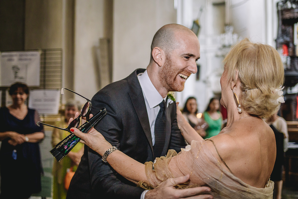 Matrimonio nella Chiesa Parrocchiale di Strambino. Sposo che saluta gli ospiti