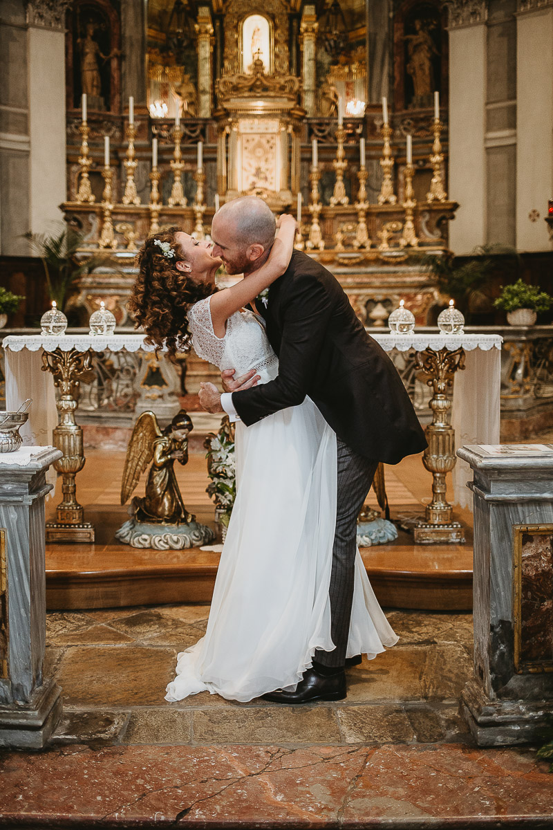 Matrimonio nella Chiesa Parrocchiale di Strambino. Bacio appassionato degli sposi.