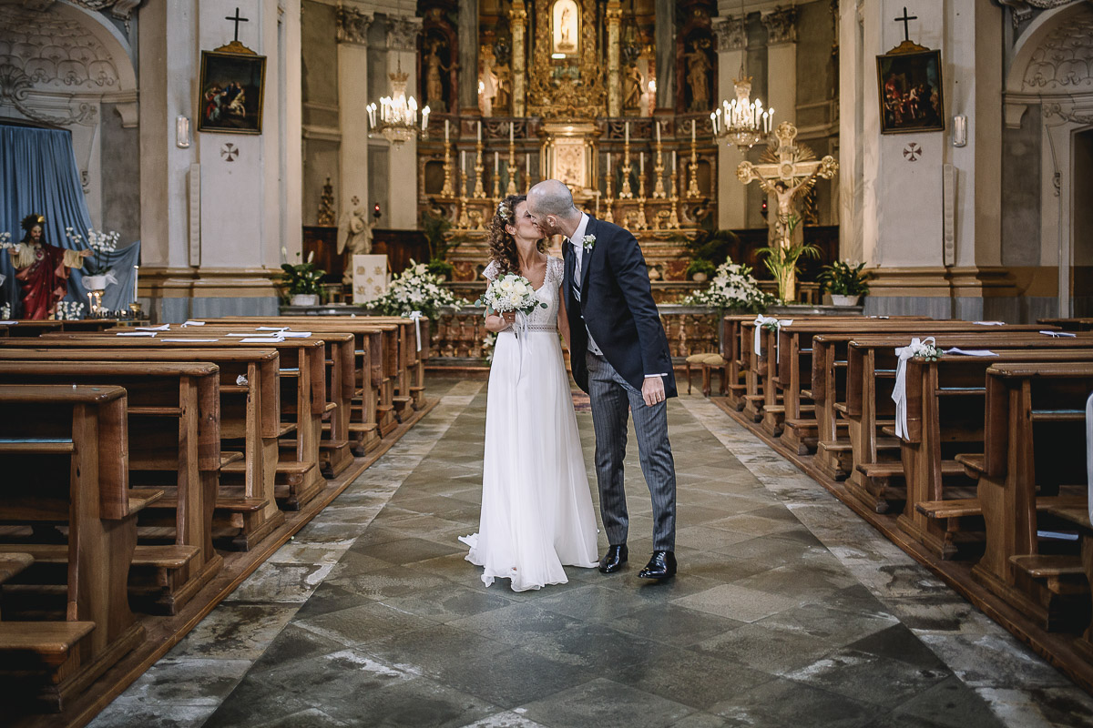 Matrimonio nella Chiesa Parrocchiale di Strambino. Uscita degli sposi con bacio